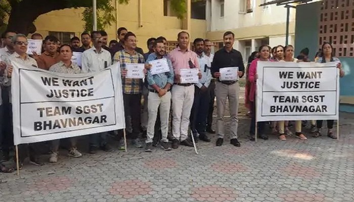 ગુજરાતમાં સ્ટેટ GSTના કર્મચારીઓએ પડતર પ્રશ્નો ન ઉકેલાતા બેનરો સાથે વિરોધ પ્રદર્શન કર્યું
