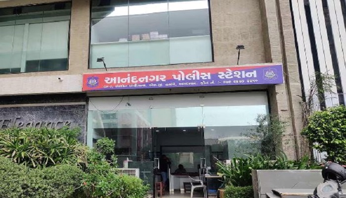 અમદાવાદના આનંદનગરના પેટ્રોલ પંપમાં લૂંટ કરીને ભાગતા બે લૂંટારૂને પોલીસે દબોચી લીધા