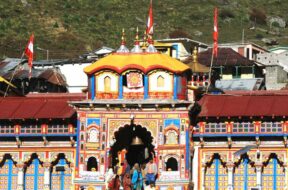 badrinath-temple-1-733×411