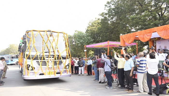 ગાંધીનગરમાં એસટીની પાંચ સ્લીપર કોચ અને 20 બસોનું  મંત્રી હર્ષ સંઘવીના હસ્તે કરાયું લોકાર્પણ