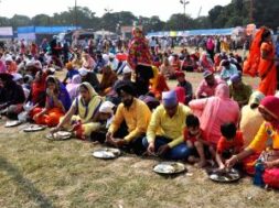sikh-devotees-enjoy-langar-free-meal-on-guru-754951