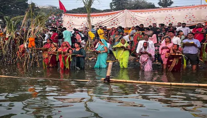 સુરતમાં તાપી નદીના કિનારે મહિલાએ સૂર્ય નારાયણની ઉપાસના કરીને છઠ્ઠનું પૂજન કર્યું