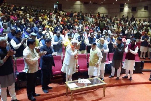 BJPની સંસદીય દળની બેઠકમાં સાંસદોએ PM મોદીનું તાળીઓના ગડગડાટ સાથે સ્વાગત કરાયું