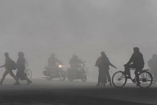 ઠંડી અને કોરોનાના વધતા જતા કેસ વચ્ચે દિલ્હીનું પ્રદૂષણ ચરમસીમાએ, હવા બની ગઈ અત્યંત ઝેરી, AQI 430ને પાર