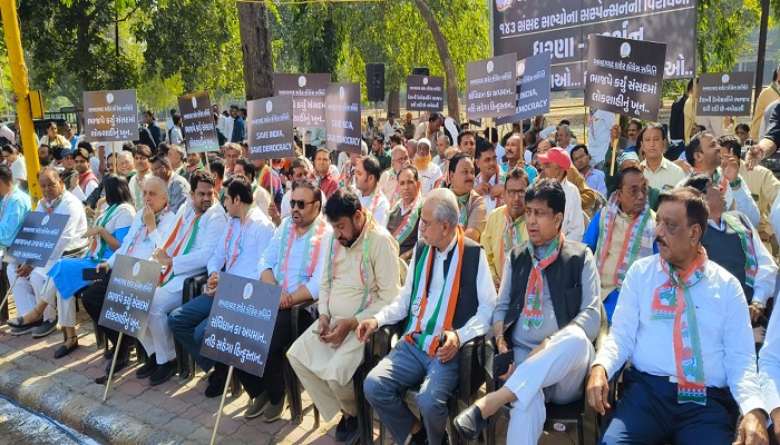 સંસદમાંથી વિપક્ષના 149 સાંસદોને સસ્પેન્ડ કરવાના વિરોધમાં ગુજરાત કોંગ્રેસ દ્વારા યોજાયા ધરણાં
