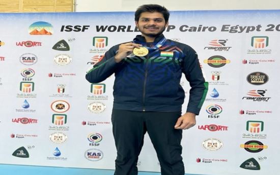 કૈરોમાં ISSF વર્લ્ડ કપમાં ભારતીય ઓલિમ્પિયન દિવ્યાંશ સિંહ પવારે એર રાઈફલ સ્પર્ધામાં ગોલ્ડ જીત્યો