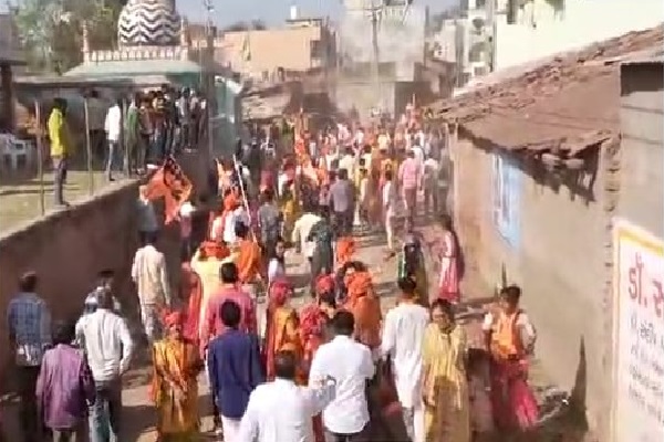 વડોદરાના પાદરામાં રામજીની શોભાયાત્રામાં તોફાનીઓએ કર્યો પથ્થરમારો, તંગદીલી ફેલાઈ