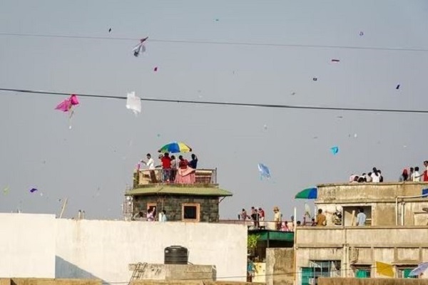 ગુજરાતમાં મકરસંક્રાંતિના દિને પતંગ પકડવા જતાં પડવાના, અકસ્માતના અનેક બનાવો બન્યાં