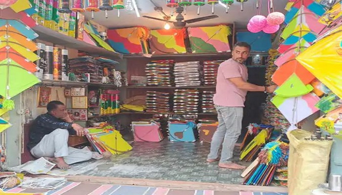 ખંભાતી પતંગોના ભાવમાં 15થી 20 ટકાનો વધારો જીલ, રોકેટ, મોદી-યોગીની પતંગોની વધુ માગ