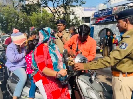 અમદાવાદઃ દ્રીચક્રી વાહનચાલકોને સેફટીગાર્ડ લગાવી આપી પોલીસે આપ્યો સેફ ઉત્તરાયણનો મેસેજ