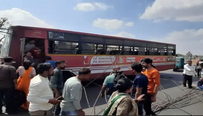 ડીસામાં લોડિંગ રિક્ષામાં ભરેલા લોખંડના સળિયા ST બસમાં ઘૂંસી જતા 8 પ્રવાસીઓ ઘવાયાં