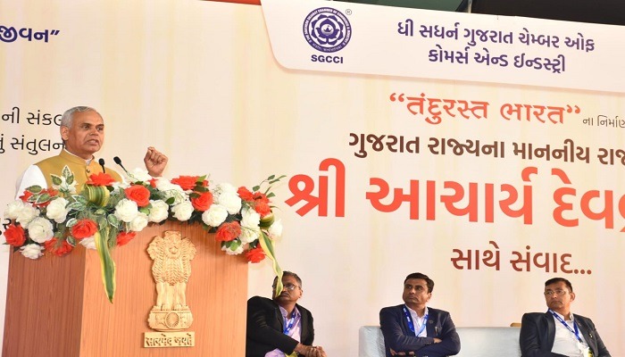 સુરતમાં રાજ્યપાલ આચાર્ય દેવવ્રતજીએ પ્રાકૃતિક જીવન વિષય પર ઉદ્યોગકારો સાથે કર્યો સંવાદ