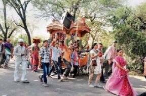 Dakor pilgrims walking