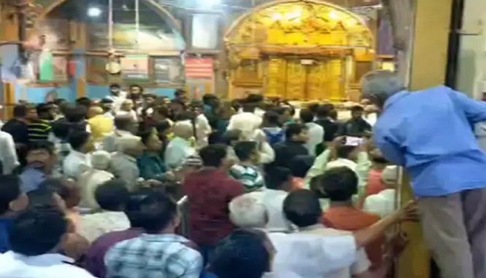 ડાકોરમાં રણછોડરાયજીના મંદિરમાં  મંગળા આરતીના સમયે ભક્તોએ કરી છૂટાહાથની મારામારી,