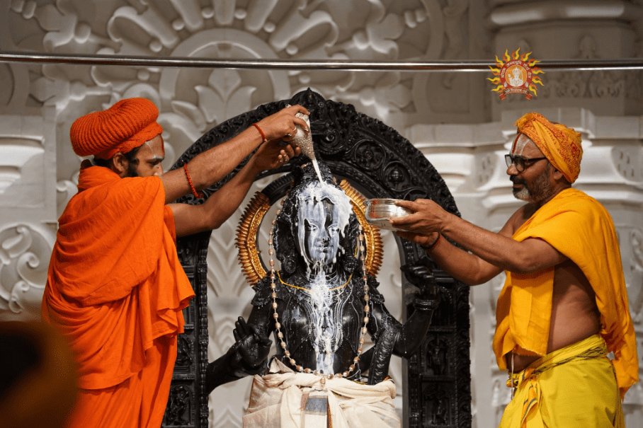 રામનવમીઃ અયોધ્યામાં પ્રભુ શ્રી રામજીને દિવ્ય અભિષેક કરાયો