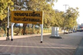 Train, Bhavnagar railway station