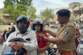police distributing helmets to children-1
