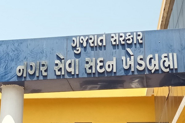 ખેડબ્રહ્મા માતાજી કંપામાં પાણી નહી મળતાં નાગરીકોનો હોબાળો : રસ્તો પણ બંધ કરાયો