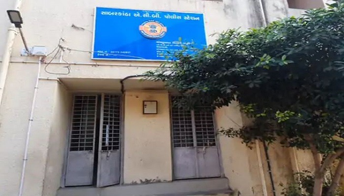 ACBએ 4 લાખની લાંચ કેસમાં છટકું ગોઠવ્યું,  બે કોન્સ્ટેબલ લાંચની રકમ લઈ કારમાં નાસી ગયા