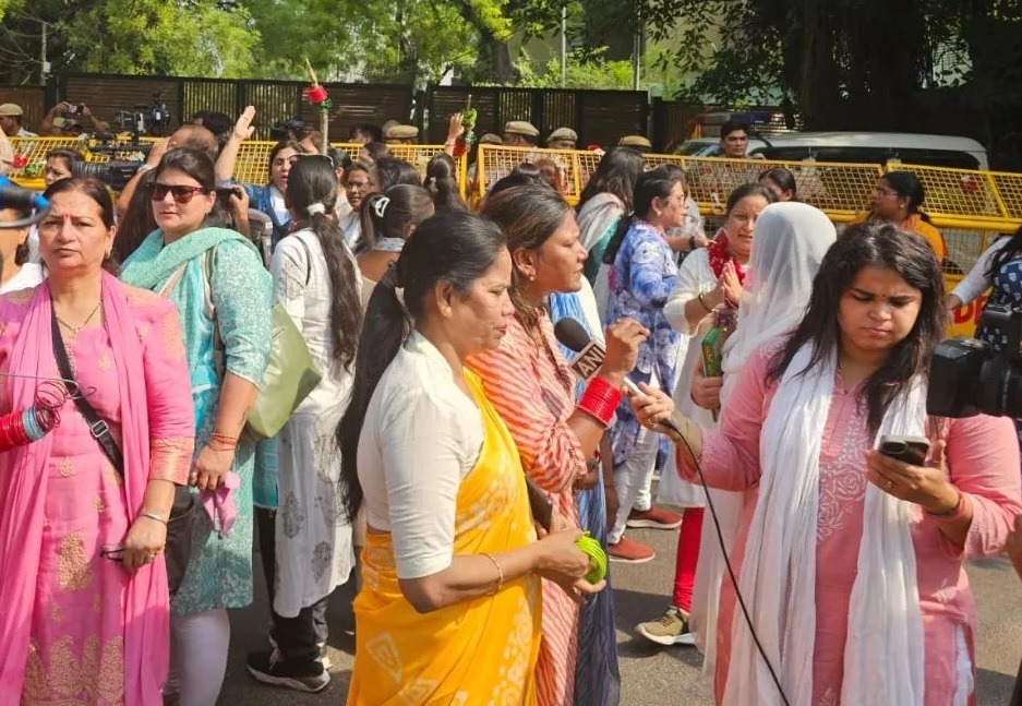માલીવાલ કેસમાં ભાજપ મહિલા મોરચાએ કેજરીવાલના નિવાસસ્થાન પાસે દેખાવ કર્યો