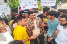 M S Uni, students protest