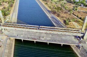 metro train bridge