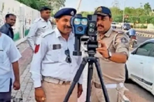 ગાંધીનગરમાં પૂરફાટ ઝડપે દોડતા વાહનોને અંકૂશમાં લેવા પોલીસને 6 સ્પીડગન ફાળવાઈ