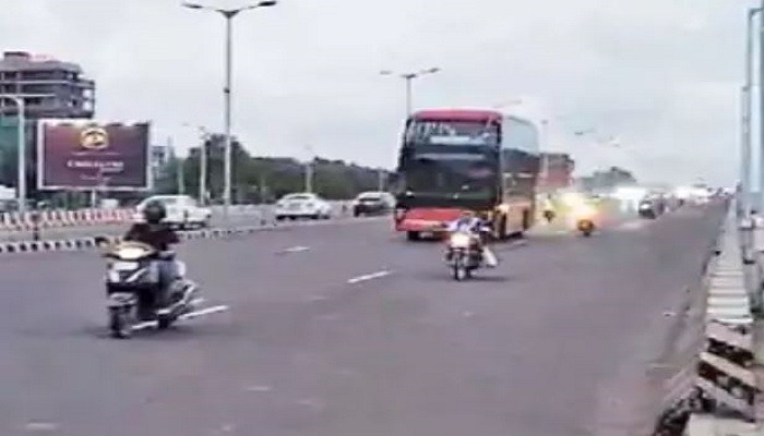 અમદાવાદમાં SG હાઈવેના ઓવરબ્રિજ ઉપરથી ડબલ ડેકર બસ દોડાવાતા પ્રવાસીને મુશ્કેલી