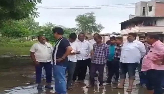વડોદરામાં વરસાદી પાણી ઉતરી ગયા બાદ ભાજપના નેતાઓ મુલાકાતે નીકળતા લોકોએ ઉધડો લીધો