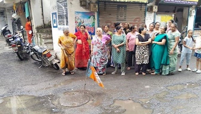 સુરતના પુણા વિસ્તારમાં ઊભરાતી ગટરની સમસ્યા હલ કરવા ભાજપના ઝંડા લગાવાતા તંત્ર દોડતું થયું