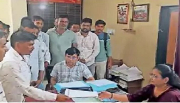 ડીસાના 5 ગામના લોકોએ બેફામ દોડતા ડમ્પરો સામે પગલાં લેવા પ્રાંતને આપ્યું આવેદનપત્ર