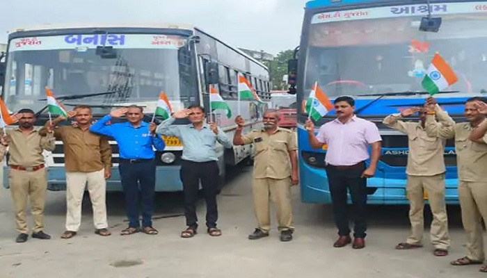 હર ઘર તિરંગા અભિયાનમાં અંબાજી એસટી ડેપોના કર્મચારીઓ, પ્રવાસીઓ જોડાયાં