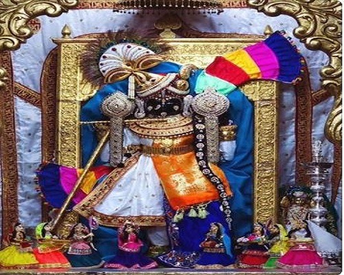 શરદ પૂનમે દ્વારકાધિશને મયુરમુકુટ અને સોનાના આભૂષણોથી શૃંગાર કરાયો