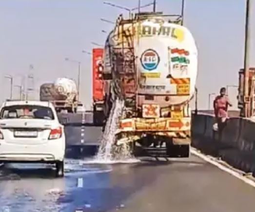 ભચાઉ-ગાંધીધામ હાઈવે પર કન્ટેનર ડીઝલ ભરેલા ટેન્કર સાથે અથડાતા લાગી આગ