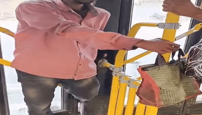 સુરતમાં BRTS બસના દરવાજામાં પ્રવાસીઓ પગ ફસાયો છતાં ચાલકે બસ ઊભી ન રાખી
