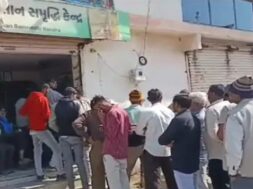 Farmers lined, get fertilizer in vadhwan