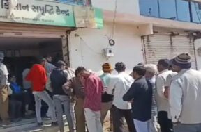 Farmers lined, get fertilizer in vadhwan