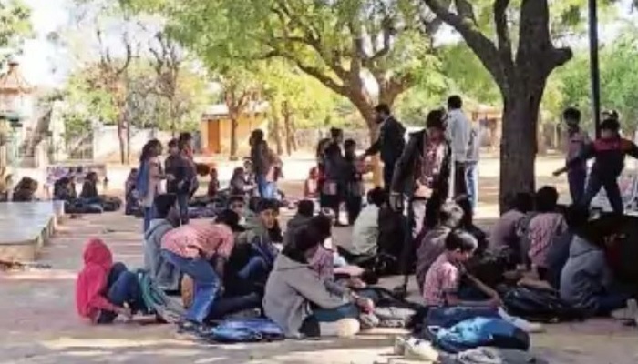 ધાનેરાની જાડી-2 પ્રાથમિક શાળામાં ખૂલ્લામાં બેસી શિક્ષણ મેળવતા બાળકો