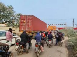 Than, railway gate. traffic jam