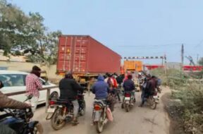 Than, railway gate. traffic jam