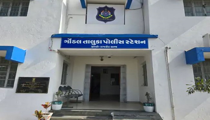 પ્રૌઢે વિમો પકવવા મિત્રની હત્યા કરી લાશ સળગાવીને પોતાના મોબાઈલ, પાકિટ આધારકાર્ડ મુક્યાં