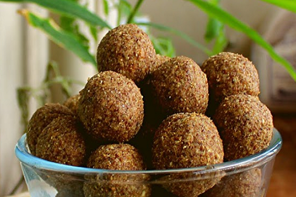 ડાયાબિટીસને નિયંત્રણમાં રાખવા ભોજનમાં સમાવેશ કરો અળસીના લાડુ, જાણો રેસીપી