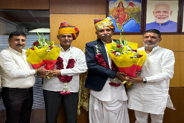બનાસબેંકના ચેરમેન અને વાઈસ ચેરમેનનું સન્માન રેવોઈના સ્થાપક અમૃતભાઈ એ.એલ