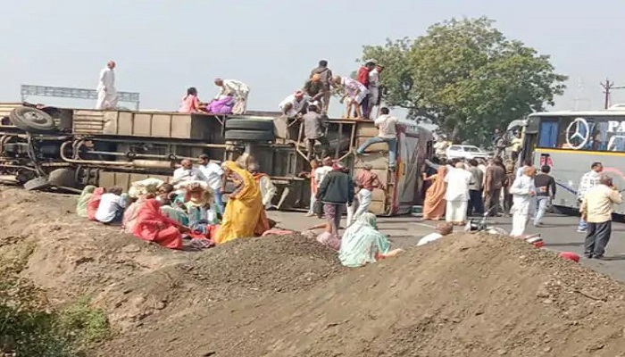 અમદાવાદ-રાજકોટ હાઈવે પર લીંબડી નજીક લકઝરી બસે પલટી ખાતાં 25 પ્રવાસીઓ ઘવાયાં