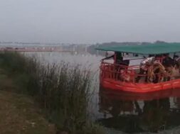 Boat capssizes, 3 dead