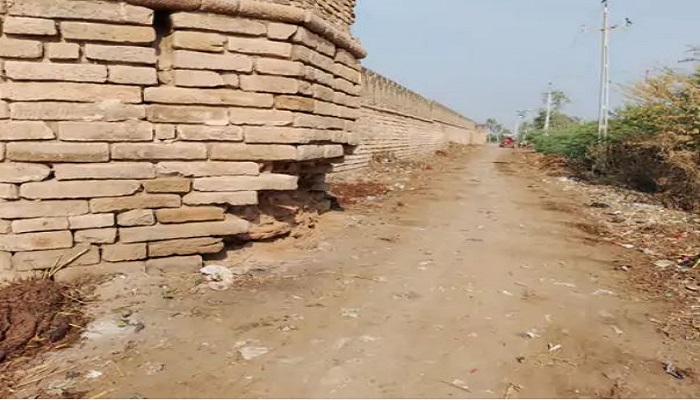 લખતરના ઐતિહાસિક ગઢની દીવાલ બની જર્જરિત, દીવાલમાંથી પથ્થરો નીકળવા લાગ્યા