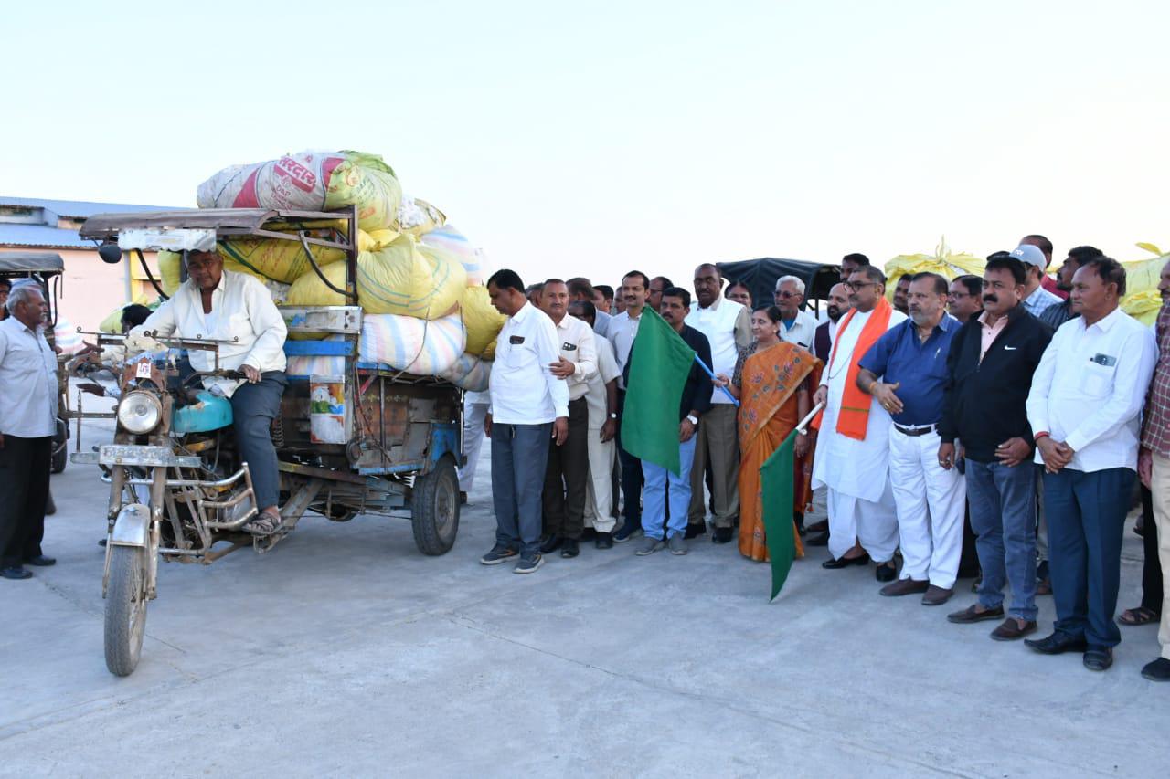 ઉમરાળા તાલુકાના ધોળા ગામે CCI કેન્દ્રનો પ્રારંભ થતા ખેડૂતોને રાહત