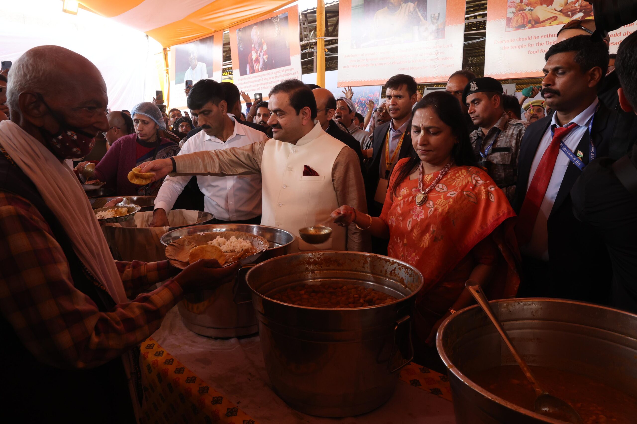 અદાણી ગ્રુપના ચેરમેન ગૌતમ અદાણી મહાકુંભમાં પહોંચ્યા, ઈસ્કોન પંડાલમાં ભંડારા સેવામાં ભાગ લીધો
