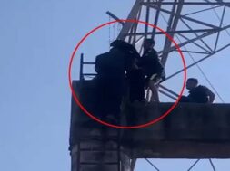 Surat,girl climbs electricity pole