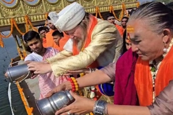 વારાણસીઃ જર્મની અને થાઈલેન્ડના ધાર્મિક નેતાઓ વિશ્વ શાંતિ માટે કરી ગંગા પૂજા